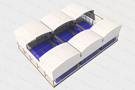 Это три расположенные рядом моторизованные крыши для игры в падель-теннис с раздельным верхом.