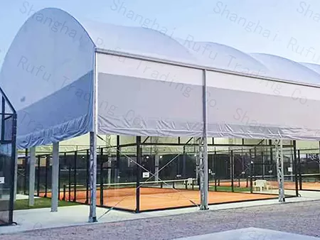 Индивидуальная двухрядная арочная крыша для корта для падель-тенниса. Реальное фото